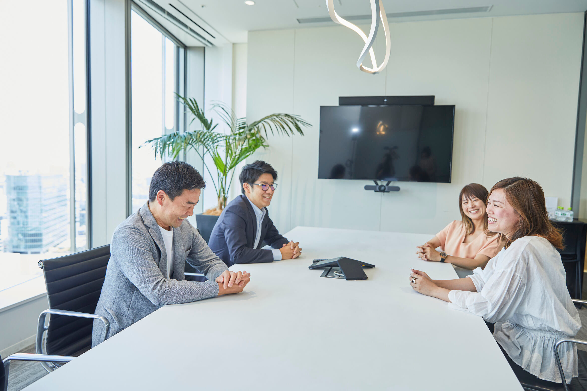 社員が談笑している画像