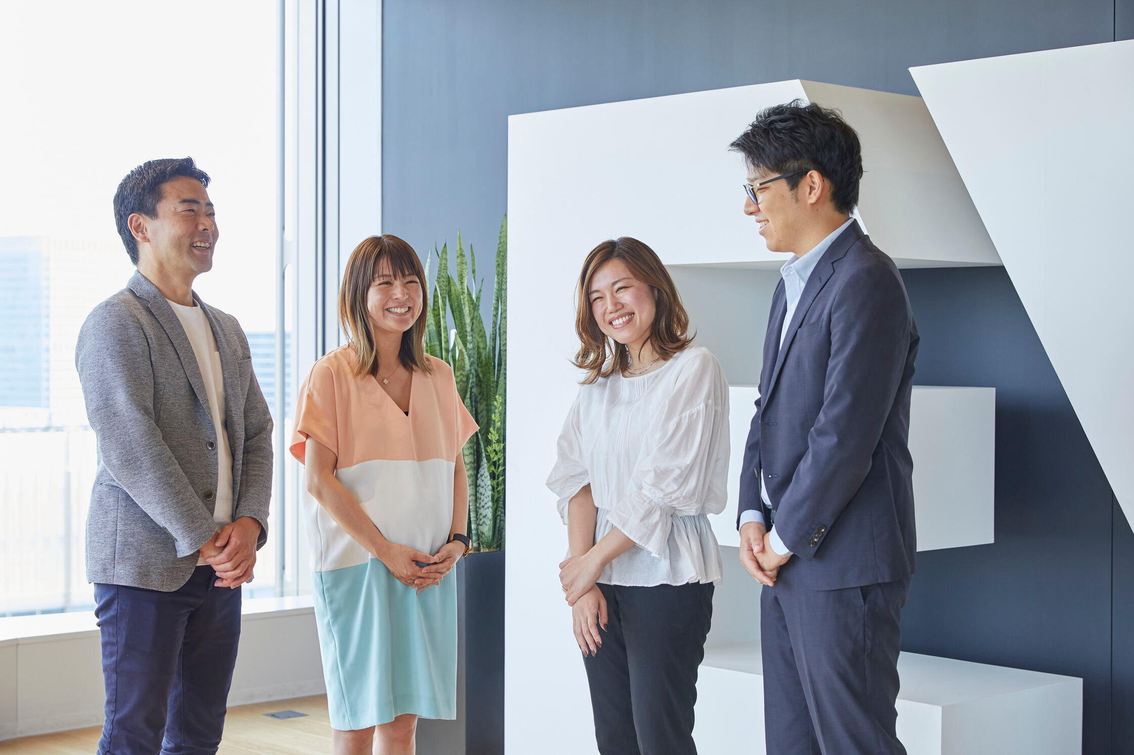 社員が談笑している画像