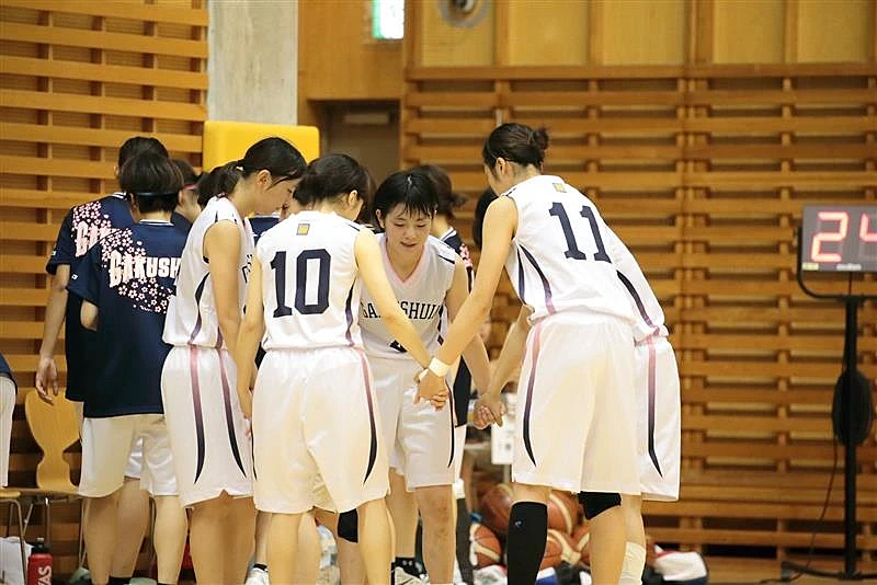 大学時代に取り組んでいたバスケットボールで、仲間との一枚